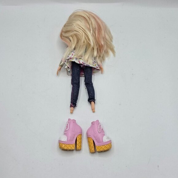 Bratz Sweet Style Cloe Doll With Extra Pants & Jacket - Picture 7 of 7